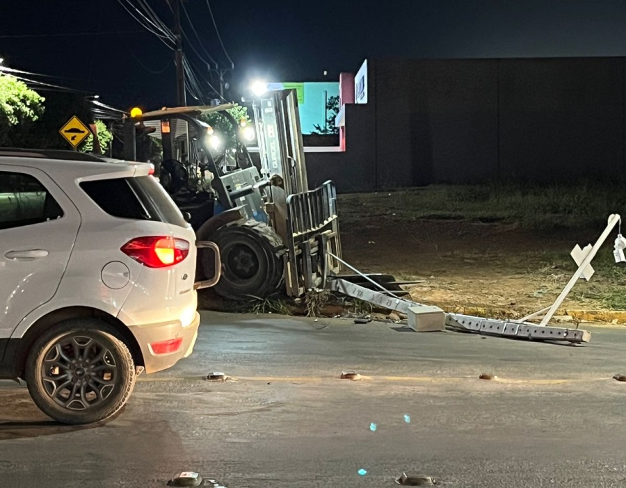 Sorriso Empilhadeira Perde Freio Bate Em Poste E Derruba C Mera De