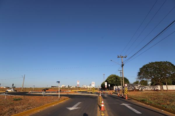 Prefeitura implanta nova rotatória e mais uma área de conflito