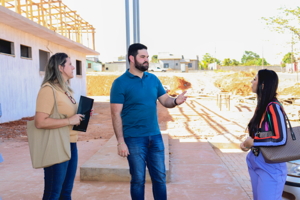 Iago Mella e delegada Jéssica Cristina visitam obra do Núcleo Especializado de Defesa da Mulher