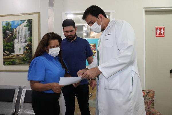 Presidente Iago Mella visita Hospital Regional de Sorriso para conhecer o espaço de Obstetrícia