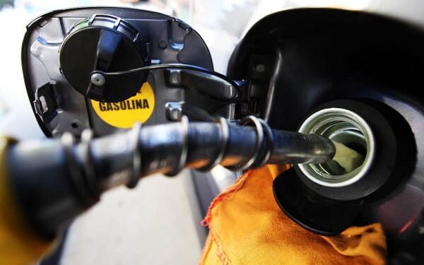 Preço da gasolina nos postos cai pela segunda semana consecutiva e volta a ficar abaixo de R$ 5, mostra ANP