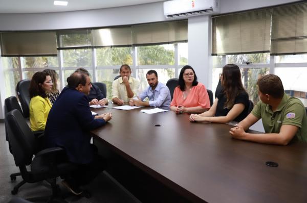 Sorriso: Prefeito assina convênio para locação de transportes para estudantes universitários