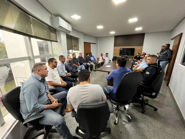 Prefeitura volta a mediar debate entre taxistas e motoristas por aplicativo